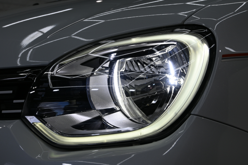 ルノー トゥインゴ ﾊﾞｲﾌﾞｽ　特別仕様車 1ｵｰﾅｰ ECO機能 ｸﾙｺﾝ 専用ﾚｻﾞｰ調×ﾌｧﾌﾞﾘｯｸｼｰﾄ ｼｰﾄﾋｰﾀｰ 純正ﾀｯﾁｽｸﾘｰﾝ CarPlay Bｶﾒﾗ 16ｲﾝﾁｱﾛｲﾎｲｰﾙ ｵﾚﾝｼﾞ内装ﾄﾘﾑ　2年保証付