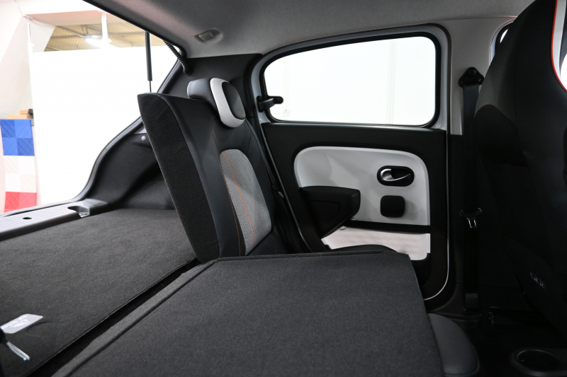 ルノー トゥインゴ ﾊﾞｲﾌﾞｽ　特別仕様車 1ｵｰﾅｰ ECO機能 ｸﾙｺﾝ 専用ﾚｻﾞｰ調×ﾌｧﾌﾞﾘｯｸｼｰﾄ ｼｰﾄﾋｰﾀｰ 純正ﾀｯﾁｽｸﾘｰﾝ CarPlay Bｶﾒﾗ 16ｲﾝﾁｱﾛｲﾎｲｰﾙ ｵﾚﾝｼﾞ内装ﾄﾘﾑ　2年保証付