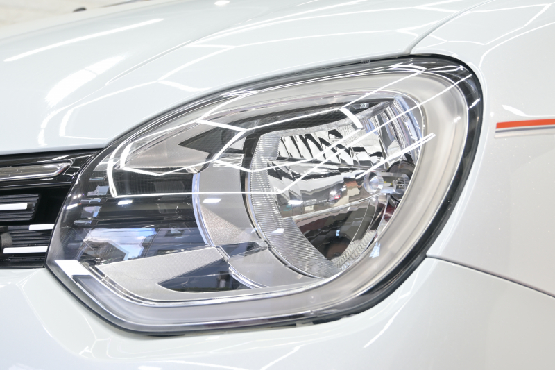 ルノー トゥインゴ ﾊﾞｲﾌﾞｽ　特別仕様車 1ｵｰﾅｰ ECO機能 ｸﾙｺﾝ 専用ﾚｻﾞｰ調×ﾌｧﾌﾞﾘｯｸｼｰﾄ ｼｰﾄﾋｰﾀｰ 純正ﾀｯﾁｽｸﾘｰﾝ CarPlay Bｶﾒﾗ 16ｲﾝﾁｱﾛｲﾎｲｰﾙ ｵﾚﾝｼﾞ内装ﾄﾘﾑ　2年保証付