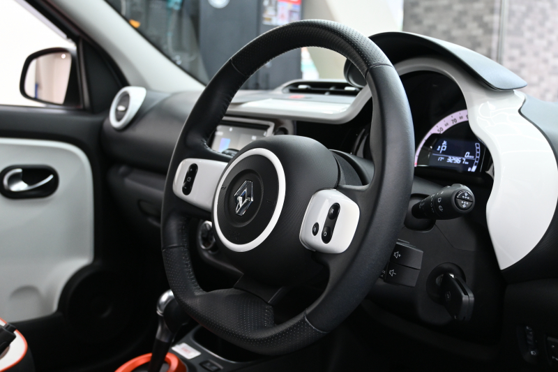 ルノー トゥインゴ ﾊﾞｲﾌﾞｽ　特別仕様車 1ｵｰﾅｰ ECO機能 ｸﾙｺﾝ 専用ﾚｻﾞｰ調×ﾌｧﾌﾞﾘｯｸｼｰﾄ ｼｰﾄﾋｰﾀｰ 純正ﾀｯﾁｽｸﾘｰﾝ CarPlay Bｶﾒﾗ 16ｲﾝﾁｱﾛｲﾎｲｰﾙ ｵﾚﾝｼﾞ内装ﾄﾘﾑ　2年保証付