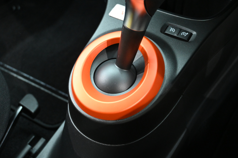 ルノー トゥインゴ ﾊﾞｲﾌﾞｽ　特別仕様車 1ｵｰﾅｰ ECO機能 ｸﾙｺﾝ 専用ﾚｻﾞｰ調×ﾌｧﾌﾞﾘｯｸｼｰﾄ ｼｰﾄﾋｰﾀｰ 純正ﾀｯﾁｽｸﾘｰﾝ CarPlay Bｶﾒﾗ 16ｲﾝﾁｱﾛｲﾎｲｰﾙ ｵﾚﾝｼﾞ内装ﾄﾘﾑ　2年保証付