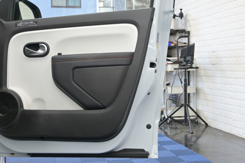 ルノー トゥインゴ ﾊﾞｲﾌﾞｽ　特別仕様車 1ｵｰﾅｰ ECO機能 ｸﾙｺﾝ 専用ﾚｻﾞｰ調×ﾌｧﾌﾞﾘｯｸｼｰﾄ ｼｰﾄﾋｰﾀｰ 純正ﾀｯﾁｽｸﾘｰﾝ CarPlay Bｶﾒﾗ 16ｲﾝﾁｱﾛｲﾎｲｰﾙ ｵﾚﾝｼﾞ内装ﾄﾘﾑ　2年保証付