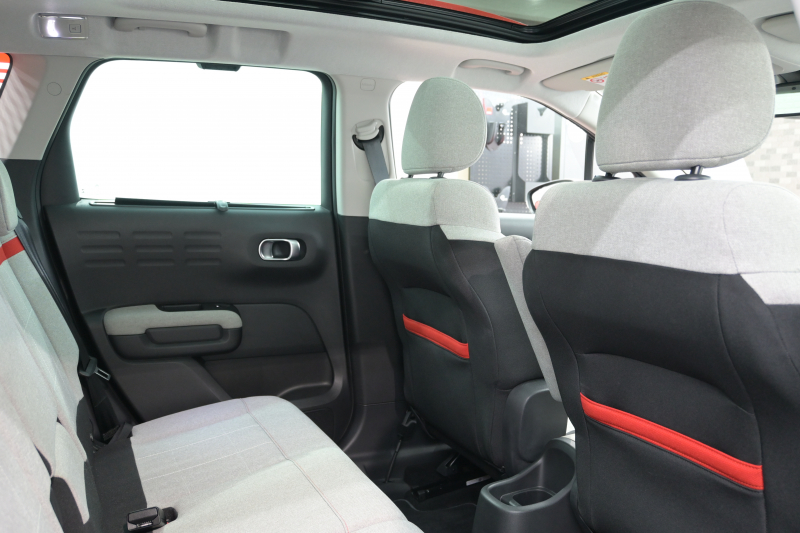 シトロエン C3 ｴｱｸﾛｽSUV ｼｬｲﾝﾊﾟｯｹｰｼﾞ　ﾌｧﾌﾞﾘｯｸｼｰﾄ ﾊﾟﾉﾗﾏSR ｸﾙｺﾝ 純正7ｲﾝﾁﾀｯﾁｽｸﾘｰﾝ CarPlay Bｶﾒﾗ 純正17ｲﾝﾁAW LEDﾗｲﾄ ｱｸﾃｨﾌﾞｾｰﾌﾃｨﾌﾞﾚｰｷ　2年保証付