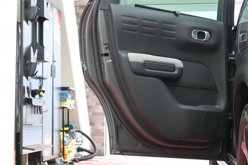 シトロエン C3 ｴｱｸﾛｽSUV ｼｬｲﾝﾊﾟｯｹｰｼﾞ　ﾌｧﾌﾞﾘｯｸｼｰﾄ ﾊﾟﾉﾗﾏSR ｸﾙｺﾝ 純正7ｲﾝﾁﾀｯﾁｽｸﾘｰﾝ CarPlay Bｶﾒﾗ 純正17ｲﾝﾁAW LEDﾗｲﾄ ｱｸﾃｨﾌﾞｾｰﾌﾃｨﾌﾞﾚｰｷ　2年保証付