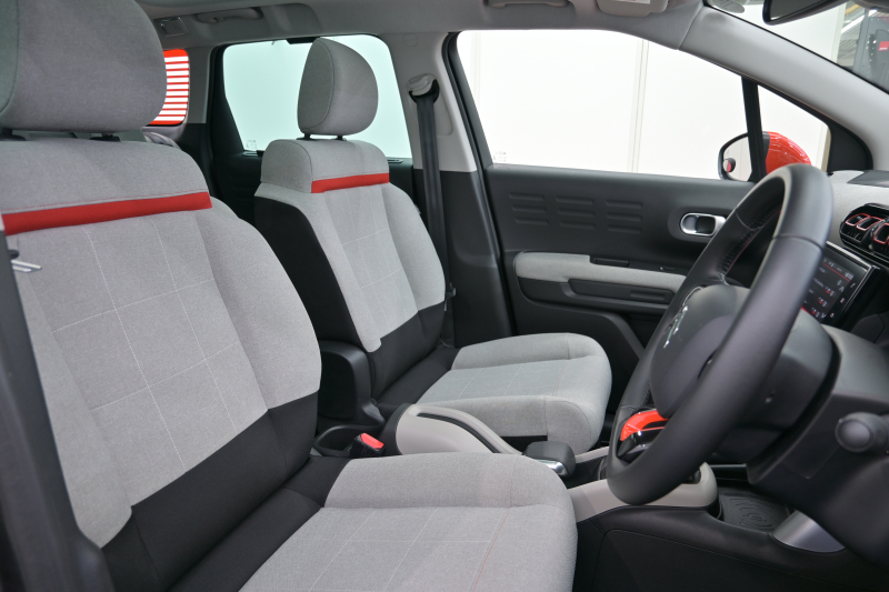 シトロエン C3 ｴｱｸﾛｽSUV ｼｬｲﾝﾊﾟｯｹｰｼﾞ　ﾌｧﾌﾞﾘｯｸｼｰﾄ ﾊﾟﾉﾗﾏSR ｸﾙｺﾝ 純正7ｲﾝﾁﾀｯﾁｽｸﾘｰﾝ CarPlay Bｶﾒﾗ 純正17ｲﾝﾁAW LEDﾗｲﾄ ｱｸﾃｨﾌﾞｾｰﾌﾃｨﾌﾞﾚｰｷ　2年保証付