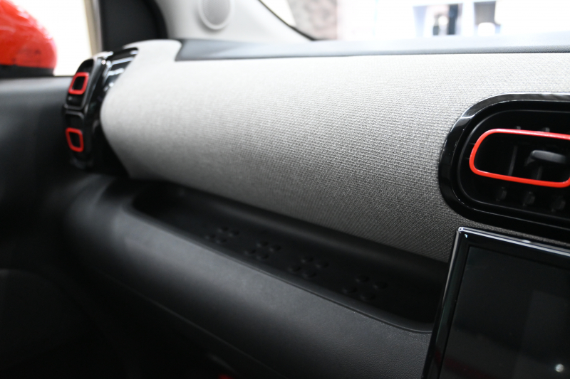 シトロエン C3 ｴｱｸﾛｽSUV ｼｬｲﾝﾊﾟｯｹｰｼﾞ　ﾌｧﾌﾞﾘｯｸｼｰﾄ ﾊﾟﾉﾗﾏSR ｸﾙｺﾝ 純正7ｲﾝﾁﾀｯﾁｽｸﾘｰﾝ CarPlay Bｶﾒﾗ 純正17ｲﾝﾁAW LEDﾗｲﾄ ｱｸﾃｨﾌﾞｾｰﾌﾃｨﾌﾞﾚｰｷ　2年保証付