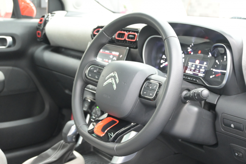 シトロエン C3 ｴｱｸﾛｽSUV ｼｬｲﾝﾊﾟｯｹｰｼﾞ　ﾌｧﾌﾞﾘｯｸｼｰﾄ ﾊﾟﾉﾗﾏSR ｸﾙｺﾝ 純正7ｲﾝﾁﾀｯﾁｽｸﾘｰﾝ CarPlay Bｶﾒﾗ 純正17ｲﾝﾁAW LEDﾗｲﾄ ｱｸﾃｨﾌﾞｾｰﾌﾃｨﾌﾞﾚｰｷ　2年保証付