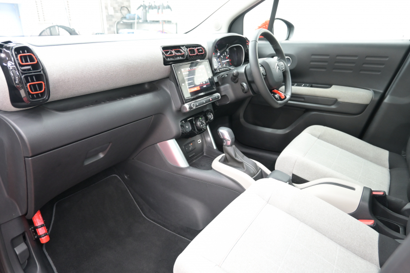 シトロエン C3 ｴｱｸﾛｽSUV ｼｬｲﾝﾊﾟｯｹｰｼﾞ　ﾌｧﾌﾞﾘｯｸｼｰﾄ ﾊﾟﾉﾗﾏSR ｸﾙｺﾝ 純正7ｲﾝﾁﾀｯﾁｽｸﾘｰﾝ CarPlay Bｶﾒﾗ 純正17ｲﾝﾁAW LEDﾗｲﾄ ｱｸﾃｨﾌﾞｾｰﾌﾃｨﾌﾞﾚｰｷ　2年保証付