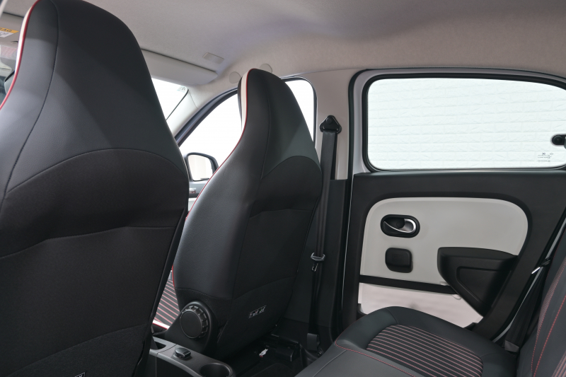 ルノー トゥインゴ ﾙｺｯｸｽﾎﾟﾙﾃｨﾌ　100台限定特別仕様車 1ｵﾅ ｸﾙｺﾝ ECO機能 専用ｺﾝﾋﾞｼｰﾄ ﾀｯﾁｽｸﾘｰﾝ CarPlay Bｶﾒﾗ 専用16ｲﾝﾁAW　2年保証付