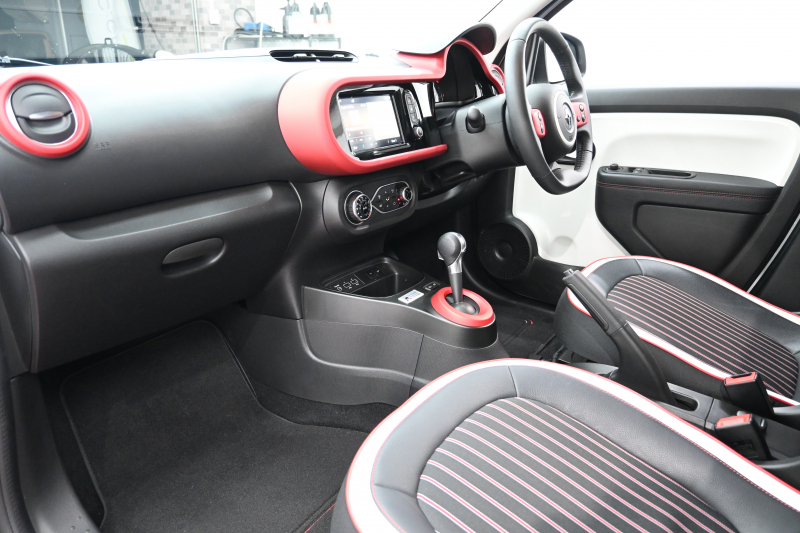 ルノー トゥインゴ ﾙｺｯｸｽﾎﾟﾙﾃｨﾌ　100台限定特別仕様車 1ｵﾅ ｸﾙｺﾝ ECO機能 専用ｺﾝﾋﾞｼｰﾄ ﾀｯﾁｽｸﾘｰﾝ CarPlay Bｶﾒﾗ 専用16ｲﾝﾁAW　2年保証付