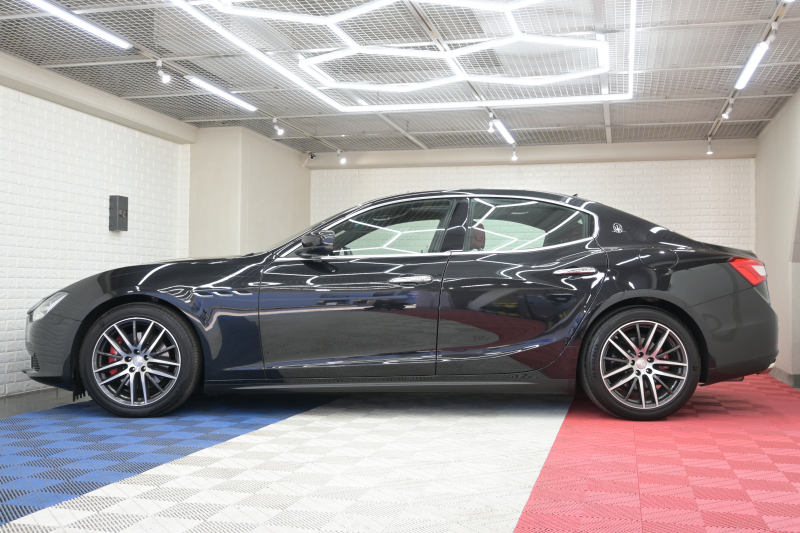 マセラティ ギブリ 3.0　ﾌﾙﾅﾁｭﾗﾙﾚｻﾞｰ赤革 ｻﾝﾙｰﾌ 赤×黒ﾚｻﾞｰｲﾝﾃﾘｱ ﾗﾃﾞｨｶｳｯﾄﾞｲﾝﾃﾘｱ 純正ﾅﾋﾞTV Bｶﾒﾗ 本革ｽﾃｱ ﾌﾟﾛﾃｵ19AW ｼﾌﾄﾊﾟﾄﾞﾙ　2年保証付