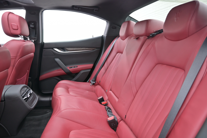 マセラティ ギブリ 3.0　ﾌﾙﾅﾁｭﾗﾙﾚｻﾞｰ赤革 ｻﾝﾙｰﾌ 赤×黒ﾚｻﾞｰｲﾝﾃﾘｱ ﾗﾃﾞｨｶｳｯﾄﾞｲﾝﾃﾘｱ 純正ﾅﾋﾞTV Bｶﾒﾗ 本革ｽﾃｱ ﾌﾟﾛﾃｵ19AW ｼﾌﾄﾊﾟﾄﾞﾙ　2年保証付