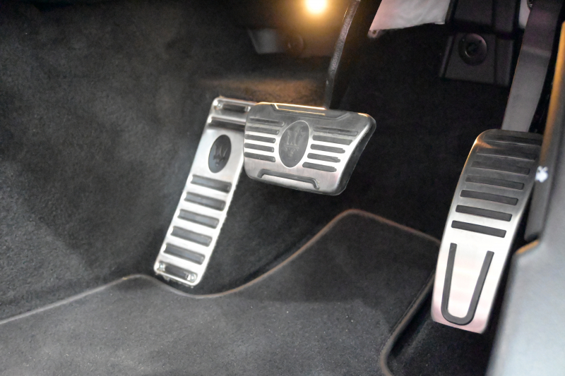 マセラティ ギブリ 3.0　ﾌﾙﾅﾁｭﾗﾙﾚｻﾞｰ赤革 ｻﾝﾙｰﾌ 赤×黒ﾚｻﾞｰｲﾝﾃﾘｱ ﾗﾃﾞｨｶｳｯﾄﾞｲﾝﾃﾘｱ 純正ﾅﾋﾞTV Bｶﾒﾗ 本革ｽﾃｱ ﾌﾟﾛﾃｵ19AW ｼﾌﾄﾊﾟﾄﾞﾙ　2年保証付