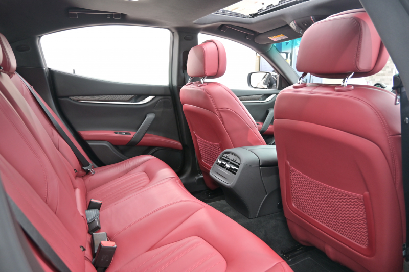 マセラティ ギブリ 3.0　ﾌﾙﾅﾁｭﾗﾙﾚｻﾞｰ赤革 ｻﾝﾙｰﾌ 赤×黒ﾚｻﾞｰｲﾝﾃﾘｱ ﾗﾃﾞｨｶｳｯﾄﾞｲﾝﾃﾘｱ 純正ﾅﾋﾞTV Bｶﾒﾗ 本革ｽﾃｱ ﾌﾟﾛﾃｵ19AW ｼﾌﾄﾊﾟﾄﾞﾙ　2年保証付