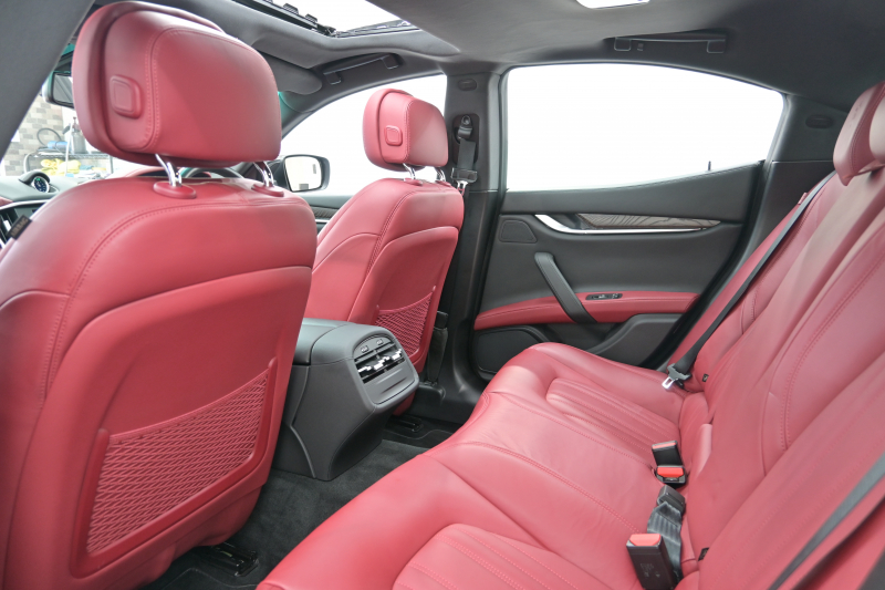 マセラティ ギブリ 3.0　ﾌﾙﾅﾁｭﾗﾙﾚｻﾞｰ赤革 ｻﾝﾙｰﾌ 赤×黒ﾚｻﾞｰｲﾝﾃﾘｱ ﾗﾃﾞｨｶｳｯﾄﾞｲﾝﾃﾘｱ 純正ﾅﾋﾞTV Bｶﾒﾗ 本革ｽﾃｱ ﾌﾟﾛﾃｵ19AW ｼﾌﾄﾊﾟﾄﾞﾙ　2年保証付