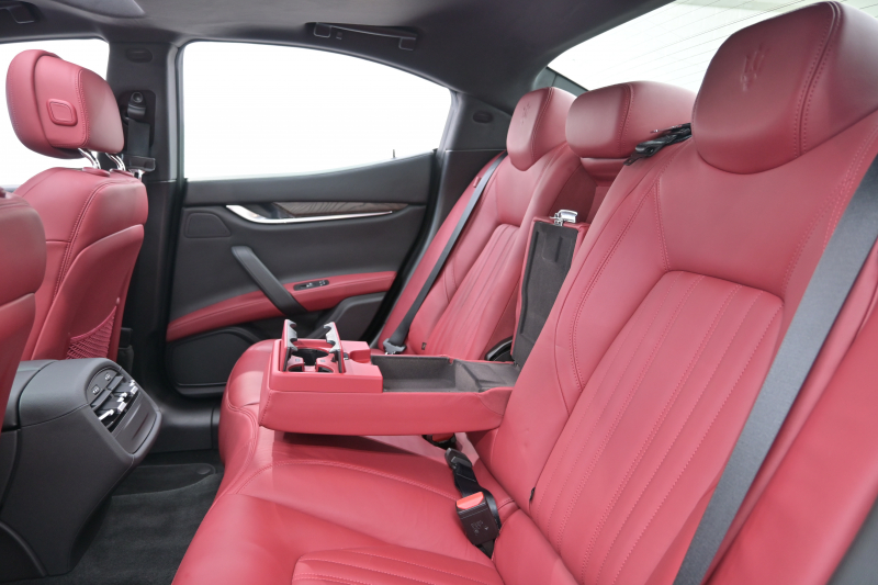 マセラティ ギブリ 3.0　ﾌﾙﾅﾁｭﾗﾙﾚｻﾞｰ赤革 ｻﾝﾙｰﾌ 赤×黒ﾚｻﾞｰｲﾝﾃﾘｱ ﾗﾃﾞｨｶｳｯﾄﾞｲﾝﾃﾘｱ 純正ﾅﾋﾞTV Bｶﾒﾗ 本革ｽﾃｱ ﾌﾟﾛﾃｵ19AW ｼﾌﾄﾊﾟﾄﾞﾙ　2年保証付