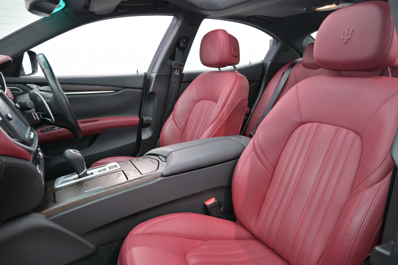 マセラティ ギブリ 3.0　ﾌﾙﾅﾁｭﾗﾙﾚｻﾞｰ赤革 ｻﾝﾙｰﾌ 赤×黒ﾚｻﾞｰｲﾝﾃﾘｱ ﾗﾃﾞｨｶｳｯﾄﾞｲﾝﾃﾘｱ 純正ﾅﾋﾞTV Bｶﾒﾗ 本革ｽﾃｱ ﾌﾟﾛﾃｵ19AW ｼﾌﾄﾊﾟﾄﾞﾙ　2年保証付