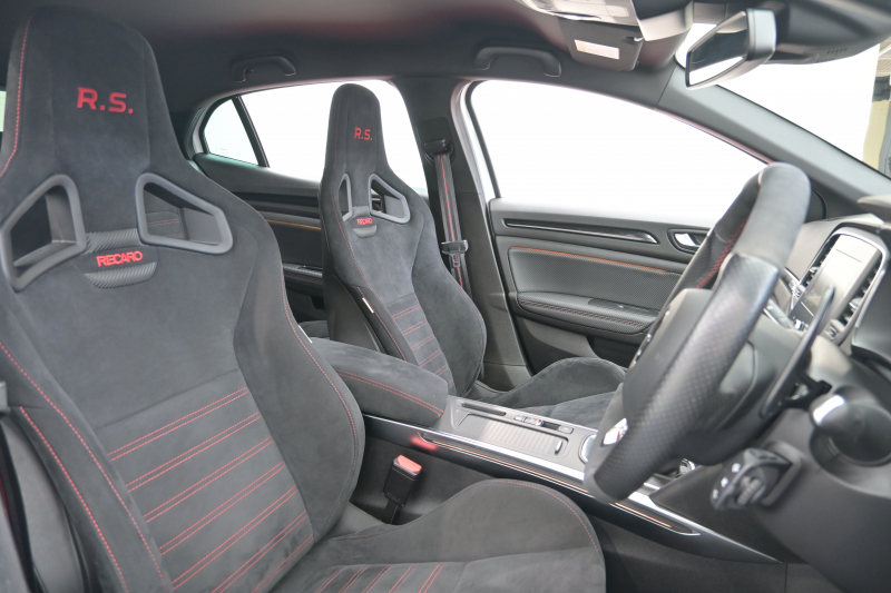 ルノー メガーヌ RSﾄﾛﾌｨｰ　RECARO製ﾌﾛﾝﾄﾊﾞｹｯﾄｼｰﾄ 純正ﾀｯﾁｽｸﾘｰﾝ Bluetoothｵｰﾃﾞｨｵ CarPlay Bｶﾒﾗ 前後PTS 19ｲﾝﾁ鍛造AW ﾌﾞﾚﾝﾎﾞ製ﾚｯﾄﾞｷｬﾘﾊﾟｰ LEDﾍｯﾄﾞﾗｲﾄ　2年保証付