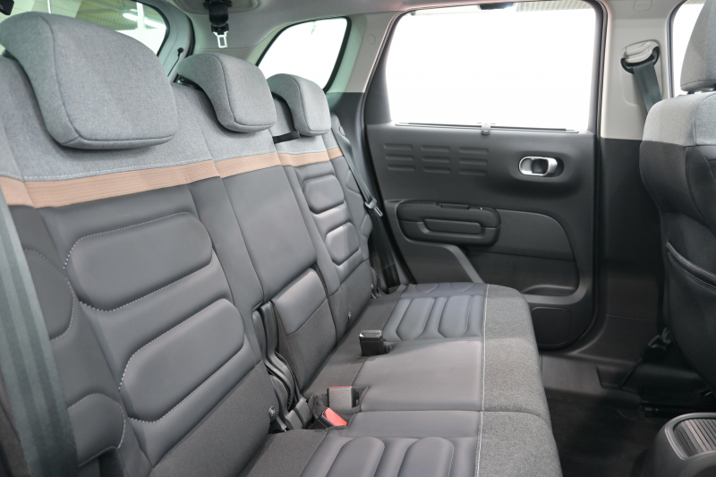 シトロエン C3 ｴｱｸﾛｽSUV ｼｬｲﾝPKG　後期ﾓﾃﾞﾙ 1ｵﾅ ﾚｻﾞｰ×ﾌｧﾌﾞﾘｯｸｺﾝﾋﾞﾚｻﾞｰｼｰﾄ ｸﾙｺﾝ 純正7ｲﾝﾁﾀｯﾁｽｸﾘｰﾝ CarPlay Bｶﾒﾗ 純正17ｲﾝﾁAW LEDﾗｲﾄ ｱｸﾃｨﾌﾞｾｰﾌﾃｨﾌﾞﾚｰｷ　2年保証付