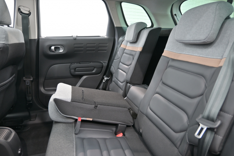 シトロエン C3 ｴｱｸﾛｽSUV ｼｬｲﾝPKG　後期ﾓﾃﾞﾙ 1ｵﾅ ﾚｻﾞｰ×ﾌｧﾌﾞﾘｯｸｺﾝﾋﾞﾚｻﾞｰｼｰﾄ ｸﾙｺﾝ 純正7ｲﾝﾁﾀｯﾁｽｸﾘｰﾝ CarPlay Bｶﾒﾗ 純正17ｲﾝﾁAW LEDﾗｲﾄ ｱｸﾃｨﾌﾞｾｰﾌﾃｨﾌﾞﾚｰｷ　2年保証付