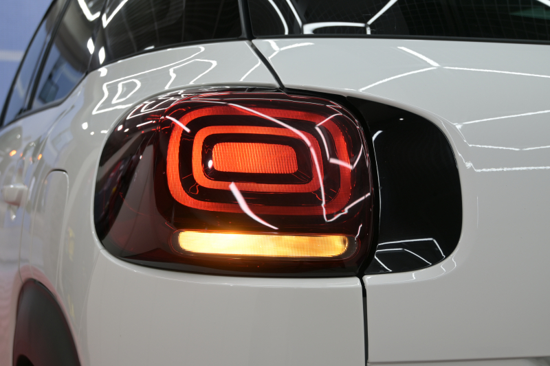 シトロエン C3 ｴｱｸﾛｽSUV ｼｬｲﾝPKG　後期ﾓﾃﾞﾙ 1ｵﾅ ﾚｻﾞｰ×ﾌｧﾌﾞﾘｯｸｺﾝﾋﾞﾚｻﾞｰｼｰﾄ ｸﾙｺﾝ 純正7ｲﾝﾁﾀｯﾁｽｸﾘｰﾝ CarPlay Bｶﾒﾗ 純正17ｲﾝﾁAW LEDﾗｲﾄ ｱｸﾃｨﾌﾞｾｰﾌﾃｨﾌﾞﾚｰｷ　2年保証付