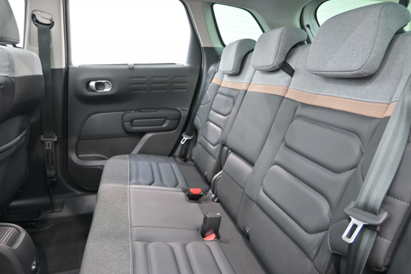 シトロエン C3 ｴｱｸﾛｽSUV ｼｬｲﾝPKG　後期ﾓﾃﾞﾙ 1ｵﾅ ﾚｻﾞｰ×ﾌｧﾌﾞﾘｯｸｺﾝﾋﾞﾚｻﾞｰｼｰﾄ ｸﾙｺﾝ 純正7ｲﾝﾁﾀｯﾁｽｸﾘｰﾝ CarPlay Bｶﾒﾗ 純正17ｲﾝﾁAW LEDﾗｲﾄ ｱｸﾃｨﾌﾞｾｰﾌﾃｨﾌﾞﾚｰｷ　2年保証付