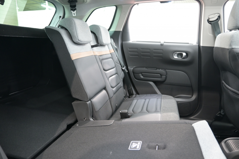 シトロエン C3 ｴｱｸﾛｽSUV ｼｬｲﾝPKG　後期ﾓﾃﾞﾙ 1ｵﾅ ﾚｻﾞｰ×ﾌｧﾌﾞﾘｯｸｺﾝﾋﾞﾚｻﾞｰｼｰﾄ ｸﾙｺﾝ 純正7ｲﾝﾁﾀｯﾁｽｸﾘｰﾝ CarPlay Bｶﾒﾗ 純正17ｲﾝﾁAW LEDﾗｲﾄ ｱｸﾃｨﾌﾞｾｰﾌﾃｨﾌﾞﾚｰｷ　2年保証付