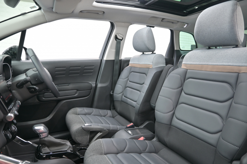 シトロエン C3 ｴｱｸﾛｽSUV ｼｬｲﾝPKG　後期ﾓﾃﾞﾙ 1ｵﾅ ﾚｻﾞｰ×ﾌｧﾌﾞﾘｯｸｺﾝﾋﾞﾚｻﾞｰｼｰﾄ ｸﾙｺﾝ 純正7ｲﾝﾁﾀｯﾁｽｸﾘｰﾝ CarPlay Bｶﾒﾗ 純正17ｲﾝﾁAW LEDﾗｲﾄ ｱｸﾃｨﾌﾞｾｰﾌﾃｨﾌﾞﾚｰｷ　2年保証付