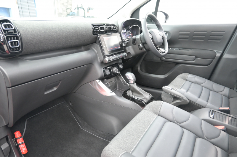 シトロエン C3 ｴｱｸﾛｽSUV ｼｬｲﾝPKG　後期ﾓﾃﾞﾙ 1ｵﾅ ﾚｻﾞｰ×ﾌｧﾌﾞﾘｯｸｺﾝﾋﾞﾚｻﾞｰｼｰﾄ ｸﾙｺﾝ 純正7ｲﾝﾁﾀｯﾁｽｸﾘｰﾝ CarPlay Bｶﾒﾗ 純正17ｲﾝﾁAW LEDﾗｲﾄ ｱｸﾃｨﾌﾞｾｰﾌﾃｨﾌﾞﾚｰｷ　2年保証付