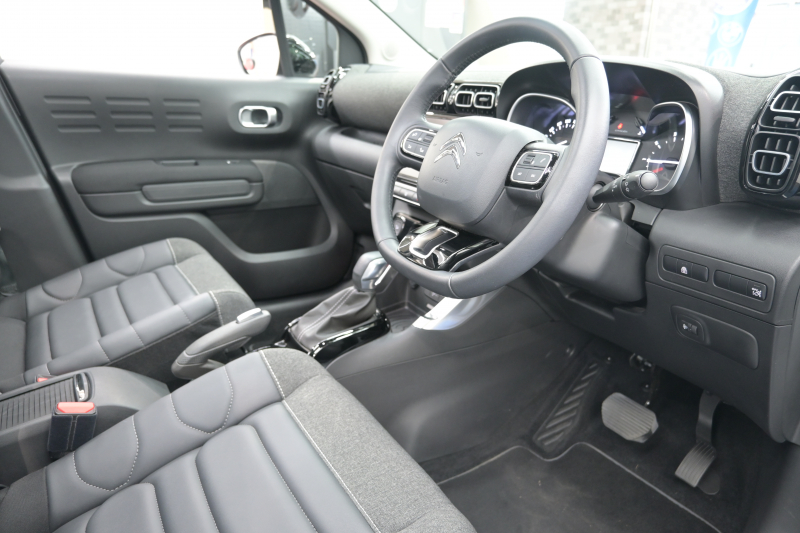 シトロエン C3 ｴｱｸﾛｽSUV ｼｬｲﾝPKG　後期ﾓﾃﾞﾙ 1ｵﾅ ﾚｻﾞｰ×ﾌｧﾌﾞﾘｯｸｺﾝﾋﾞﾚｻﾞｰｼｰﾄ ｸﾙｺﾝ 純正7ｲﾝﾁﾀｯﾁｽｸﾘｰﾝ CarPlay Bｶﾒﾗ 純正17ｲﾝﾁAW LEDﾗｲﾄ ｱｸﾃｨﾌﾞｾｰﾌﾃｨﾌﾞﾚｰｷ　2年保証付