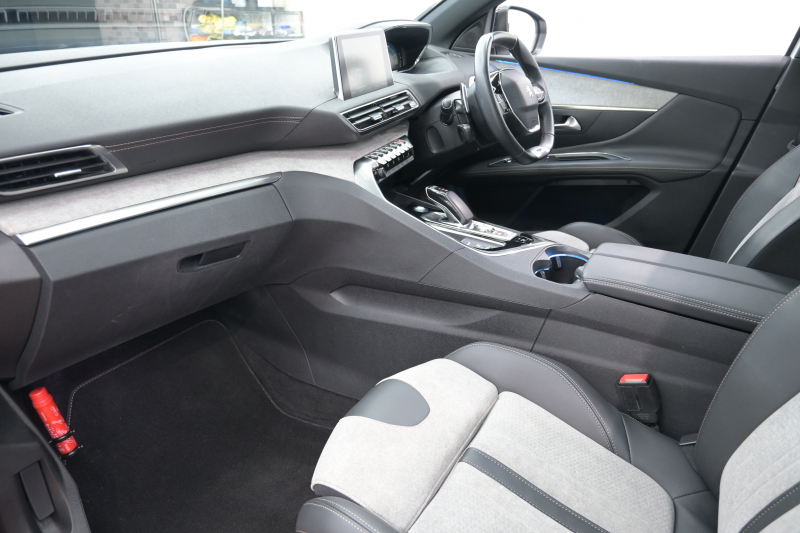 プジョー 3008 GT HYBRID4　ACC Pｽﾀ ECO ﾊｰﾌ革 ﾏｯｻｰｼﾞ機能 ﾊﾟﾉﾗﾏR ﾅﾋﾞTV 8ｲﾝﾁﾀｯﾁｽｸﾘｰﾝ AppleCarPlay 自動ﾃｰﾙｹﾞｰﾄ BSM LKA 純正18ｲﾝﾁAW　2年保証付