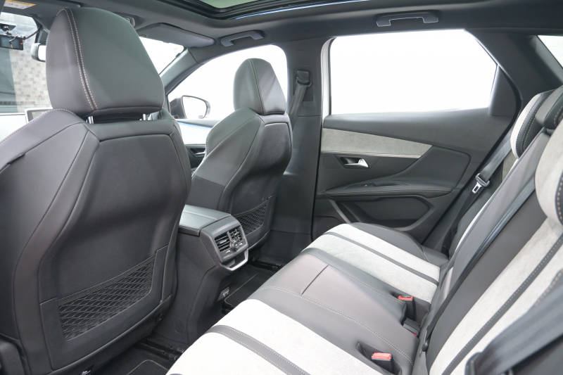 プジョー 3008 GT HYBRID4　ACC Pｽﾀ ECO ﾊｰﾌ革 ﾏｯｻｰｼﾞ機能 ﾊﾟﾉﾗﾏR ﾅﾋﾞTV 8ｲﾝﾁﾀｯﾁｽｸﾘｰﾝ AppleCarPlay 自動ﾃｰﾙｹﾞｰﾄ BSM LKA 純正18ｲﾝﾁAW　2年保証付