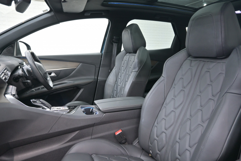 プジョー 3008 GT HYBRID4 ﾚｻﾞｰPKG　1ｵｰﾅｰ ACC Pｽﾀ ECO 黒本革 ﾏｯｻｰｼﾞ機能 ﾊﾟﾉﾗﾏR 8ｲﾝﾁﾀｯﾁｽｸﾘｰﾝ AppleCarPlay 自動ﾃｰﾙｹﾞｰﾄ BSM LKA 純正18ｲﾝﾁAW　2年保証付