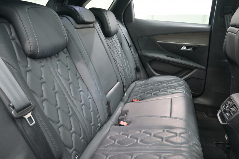 プジョー 3008 GT HYBRID4 ﾚｻﾞｰPKG　1ｵｰﾅｰ ACC Pｽﾀ ECO 黒本革 ﾏｯｻｰｼﾞ機能 ﾊﾟﾉﾗﾏR 8ｲﾝﾁﾀｯﾁｽｸﾘｰﾝ AppleCarPlay 自動ﾃｰﾙｹﾞｰﾄ BSM LKA 純正18ｲﾝﾁAW　2年保証付