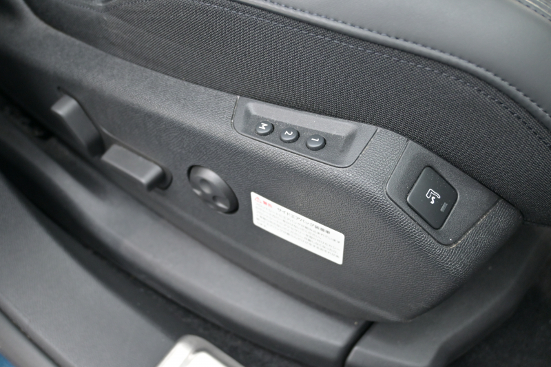 プジョー 3008 GT HYBRID4 ﾚｻﾞｰPKG　1ｵｰﾅｰ ACC Pｽﾀ ECO 黒本革 ﾏｯｻｰｼﾞ機能 ﾊﾟﾉﾗﾏR 8ｲﾝﾁﾀｯﾁｽｸﾘｰﾝ AppleCarPlay 自動ﾃｰﾙｹﾞｰﾄ BSM LKA 純正18ｲﾝﾁAW　2年保証付