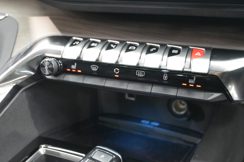 プジョー 3008 GT HYBRID4 ﾚｻﾞｰPKG　1ｵｰﾅｰ ACC Pｽﾀ ECO 黒本革 ﾏｯｻｰｼﾞ機能 ﾊﾟﾉﾗﾏR 8ｲﾝﾁﾀｯﾁｽｸﾘｰﾝ AppleCarPlay 自動ﾃｰﾙｹﾞｰﾄ BSM LKA 純正18ｲﾝﾁAW　2年保証付