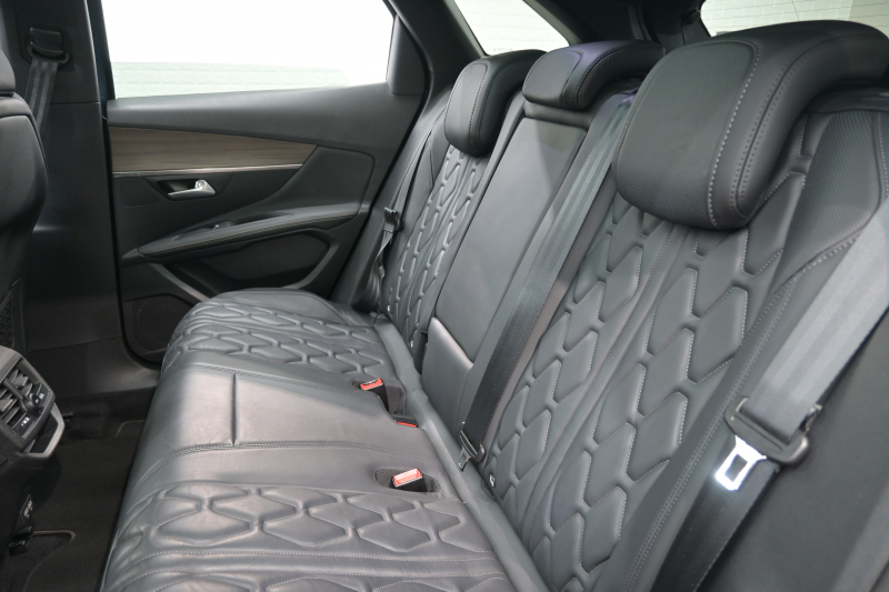 プジョー 3008 GT HYBRID4 ﾚｻﾞｰPKG　1ｵｰﾅｰ ACC Pｽﾀ ECO 黒本革 ﾏｯｻｰｼﾞ機能 ﾊﾟﾉﾗﾏR 8ｲﾝﾁﾀｯﾁｽｸﾘｰﾝ AppleCarPlay 自動ﾃｰﾙｹﾞｰﾄ BSM LKA 純正18ｲﾝﾁAW　2年保証付