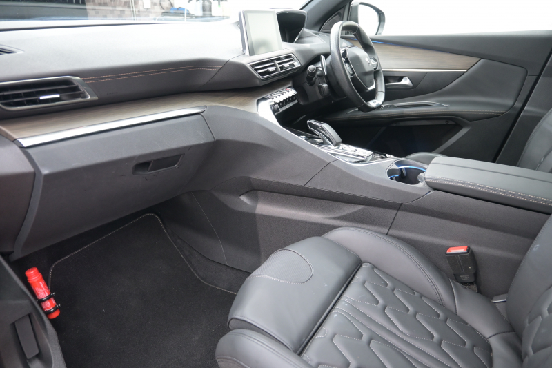 プジョー 3008 GT HYBRID4 ﾚｻﾞｰPKG　1ｵｰﾅｰ ACC Pｽﾀ ECO 黒本革 ﾏｯｻｰｼﾞ機能 ﾊﾟﾉﾗﾏR 8ｲﾝﾁﾀｯﾁｽｸﾘｰﾝ AppleCarPlay 自動ﾃｰﾙｹﾞｰﾄ BSM LKA 純正18ｲﾝﾁAW　2年保証付