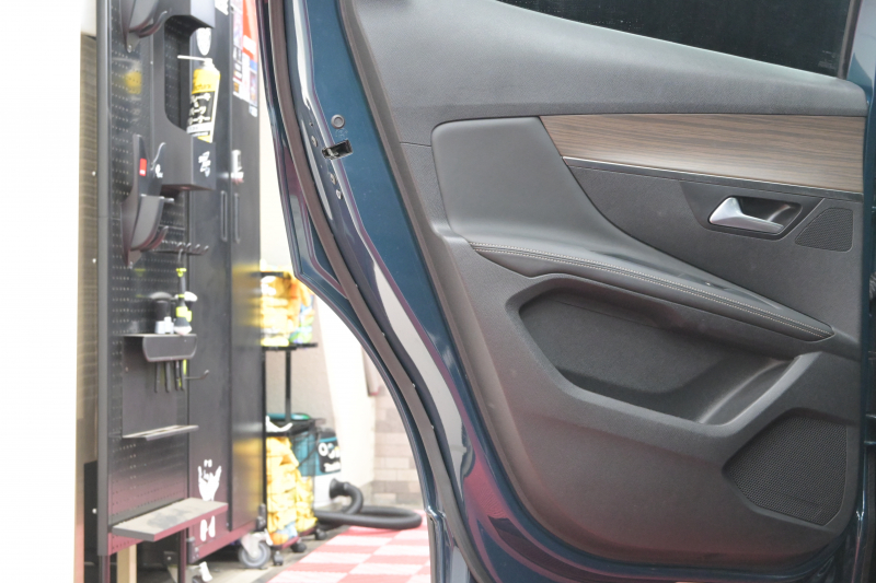 プジョー 3008 GT HYBRID4 ﾚｻﾞｰPKG　1ｵｰﾅｰ ACC Pｽﾀ ECO 黒本革 ﾏｯｻｰｼﾞ機能 ﾊﾟﾉﾗﾏR 8ｲﾝﾁﾀｯﾁｽｸﾘｰﾝ AppleCarPlay 自動ﾃｰﾙｹﾞｰﾄ BSM LKA 純正18ｲﾝﾁAW　2年保証付