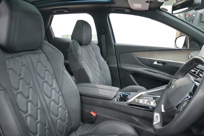 プジョー 3008 GT HYBRID4 ﾚｻﾞｰPKG　1ｵｰﾅｰ ACC Pｽﾀ ECO 黒本革 ﾏｯｻｰｼﾞ機能 ﾊﾟﾉﾗﾏR 8ｲﾝﾁﾀｯﾁｽｸﾘｰﾝ AppleCarPlay 自動ﾃｰﾙｹﾞｰﾄ BSM LKA 純正18ｲﾝﾁAW　2年保証付