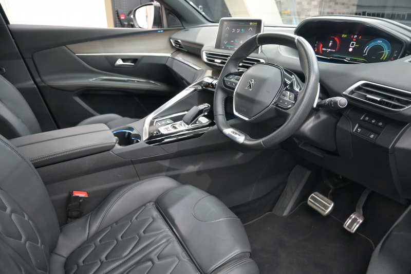 プジョー 3008 GT HYBRID4 ﾚｻﾞｰPKG　1ｵｰﾅｰ ACC Pｽﾀ ECO 黒本革 ﾏｯｻｰｼﾞ機能 ﾊﾟﾉﾗﾏR 8ｲﾝﾁﾀｯﾁｽｸﾘｰﾝ AppleCarPlay 自動ﾃｰﾙｹﾞｰﾄ BSM LKA 純正18ｲﾝﾁAW　2年保証付