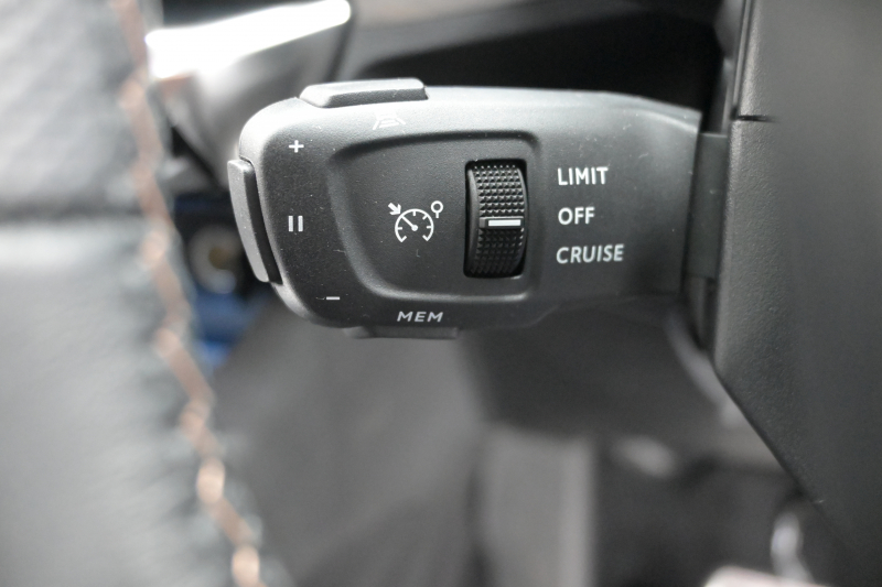 プジョー 3008 GT HYBRID4 ﾚｻﾞｰPKG　1ｵｰﾅｰ ACC Pｽﾀ ECO 黒本革 ﾏｯｻｰｼﾞ機能 ﾊﾟﾉﾗﾏR 8ｲﾝﾁﾀｯﾁｽｸﾘｰﾝ AppleCarPlay 自動ﾃｰﾙｹﾞｰﾄ BSM LKA 純正18ｲﾝﾁAW　2年保証付