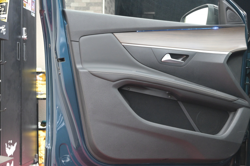 プジョー 3008 GT HYBRID4 ﾚｻﾞｰPKG　1ｵｰﾅｰ ACC Pｽﾀ ECO 黒本革 ﾏｯｻｰｼﾞ機能 ﾊﾟﾉﾗﾏR 8ｲﾝﾁﾀｯﾁｽｸﾘｰﾝ AppleCarPlay 自動ﾃｰﾙｹﾞｰﾄ BSM LKA 純正18ｲﾝﾁAW　2年保証付