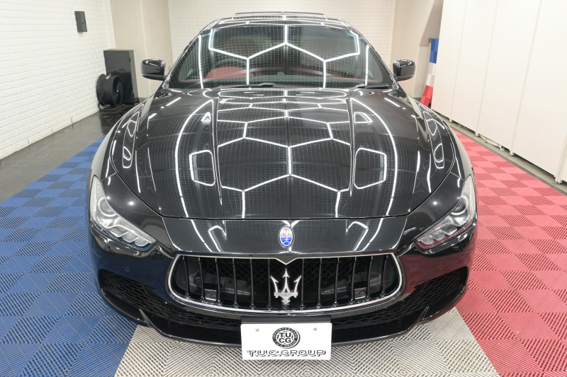 マセラティ ギブリ 3.0　ﾌﾙﾅﾁｭﾗﾙﾚｻﾞｰ赤革 ｻﾝﾙｰﾌ 赤×黒ﾚｻﾞｰｲﾝﾃﾘｱ ﾗﾃﾞｨｶｳｯﾄﾞｲﾝﾃﾘｱ 純正ﾅﾋﾞTV Bｶﾒﾗ 本革ｽﾃｱ ｳﾗｰﾉ19AW ｼﾌﾄﾊﾟﾄﾞﾙ　2年保証付