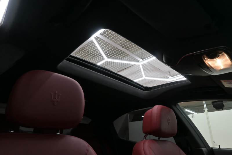 マセラティ ギブリ 3.0　ﾌﾙﾅﾁｭﾗﾙﾚｻﾞｰ赤革 ｻﾝﾙｰﾌ 赤×黒ﾚｻﾞｰｲﾝﾃﾘｱ ﾗﾃﾞｨｶｳｯﾄﾞｲﾝﾃﾘｱ 純正ﾅﾋﾞTV Bｶﾒﾗ 本革ｽﾃｱ ｳﾗｰﾉ19AW ｼﾌﾄﾊﾟﾄﾞﾙ　2年保証付