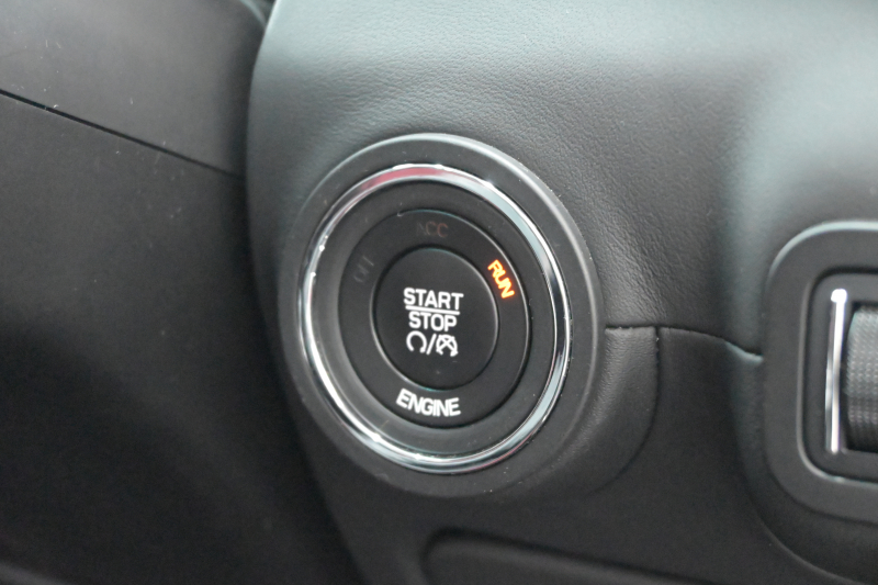 マセラティ ギブリ 3.0　ﾌﾙﾅﾁｭﾗﾙﾚｻﾞｰ赤革 ｻﾝﾙｰﾌ 赤×黒ﾚｻﾞｰｲﾝﾃﾘｱ ﾗﾃﾞｨｶｳｯﾄﾞｲﾝﾃﾘｱ 純正ﾅﾋﾞTV Bｶﾒﾗ 本革ｽﾃｱ ｳﾗｰﾉ19AW ｼﾌﾄﾊﾟﾄﾞﾙ　2年保証付