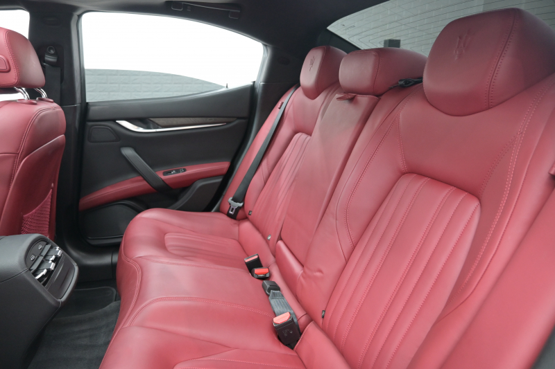 マセラティ ギブリ 3.0　ﾌﾙﾅﾁｭﾗﾙﾚｻﾞｰ赤革 ｻﾝﾙｰﾌ 赤×黒ﾚｻﾞｰｲﾝﾃﾘｱ ﾗﾃﾞｨｶｳｯﾄﾞｲﾝﾃﾘｱ 純正ﾅﾋﾞTV Bｶﾒﾗ 本革ｽﾃｱ ｳﾗｰﾉ19AW ｼﾌﾄﾊﾟﾄﾞﾙ　2年保証付