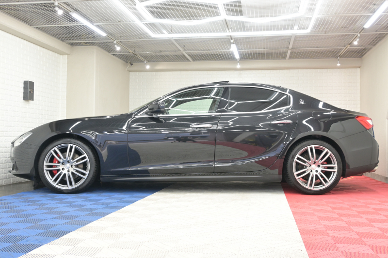 マセラティ ギブリ 3.0　ﾌﾙﾅﾁｭﾗﾙﾚｻﾞｰ赤革 ｻﾝﾙｰﾌ 赤×黒ﾚｻﾞｰｲﾝﾃﾘｱ ﾗﾃﾞｨｶｳｯﾄﾞｲﾝﾃﾘｱ 純正ﾅﾋﾞTV Bｶﾒﾗ 本革ｽﾃｱ ｳﾗｰﾉ19AW ｼﾌﾄﾊﾟﾄﾞﾙ　2年保証付