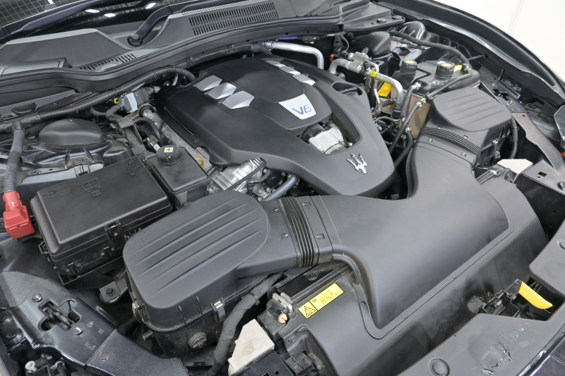 マセラティ ギブリ 3.0　ﾌﾙﾅﾁｭﾗﾙﾚｻﾞｰ赤革 ｻﾝﾙｰﾌ 赤×黒ﾚｻﾞｰｲﾝﾃﾘｱ ﾗﾃﾞｨｶｳｯﾄﾞｲﾝﾃﾘｱ 純正ﾅﾋﾞTV Bｶﾒﾗ 本革ｽﾃｱ ｳﾗｰﾉ19AW ｼﾌﾄﾊﾟﾄﾞﾙ　2年保証付