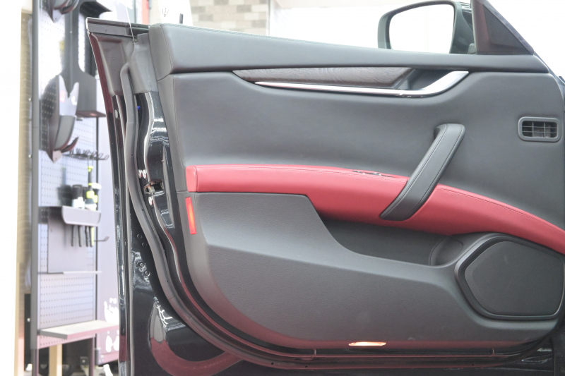 マセラティ ギブリ 3.0　ﾌﾙﾅﾁｭﾗﾙﾚｻﾞｰ赤革 ｻﾝﾙｰﾌ 赤×黒ﾚｻﾞｰｲﾝﾃﾘｱ ﾗﾃﾞｨｶｳｯﾄﾞｲﾝﾃﾘｱ 純正ﾅﾋﾞTV Bｶﾒﾗ 本革ｽﾃｱ ｳﾗｰﾉ19AW ｼﾌﾄﾊﾟﾄﾞﾙ　2年保証付